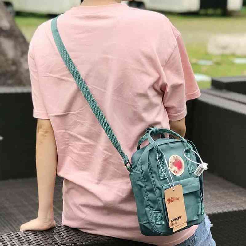 Fjallravan Kanken Hong Kong counter arctic fox kanken Backpack Sling make up bag carry on bag sports messenger bag, Forest green mini
Fjallravan Kanken Hong Kong counter arctic fox kanken Backpack Sling make up bag carry on bag sports messenger bag, Forest green mini