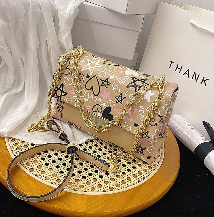 Factory wholesale women handbag graffiti shoulder bag European and American fashion chain handbags street trend plaid leather messenger bags
Factory wholesale women handbag graffiti shoulder bag European and American fashion chain handbags street trend plaid leather messenger bags