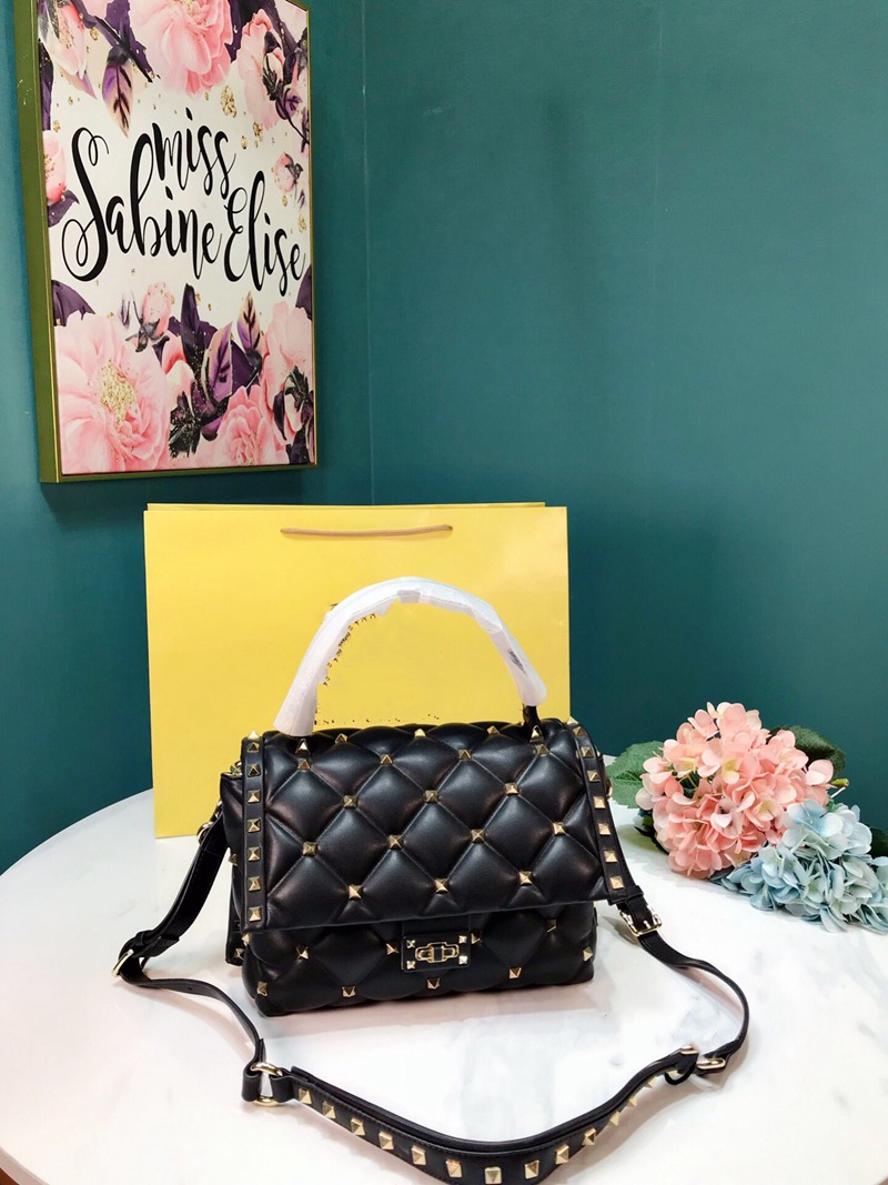 Luxurys Designers Bags Crossbody Handbags Plain Lock Chains Genuine Leather fashion Rivet flap Roman Stud Black Red Nude Green Pink Yellow colors bigger
Luxurys Designers Bags Crossbody Handbags Plain Lock Chains Genuine Leather fashion Rivet flap Roman Stud Black Red Nude Green Pink Yellow colors bigger