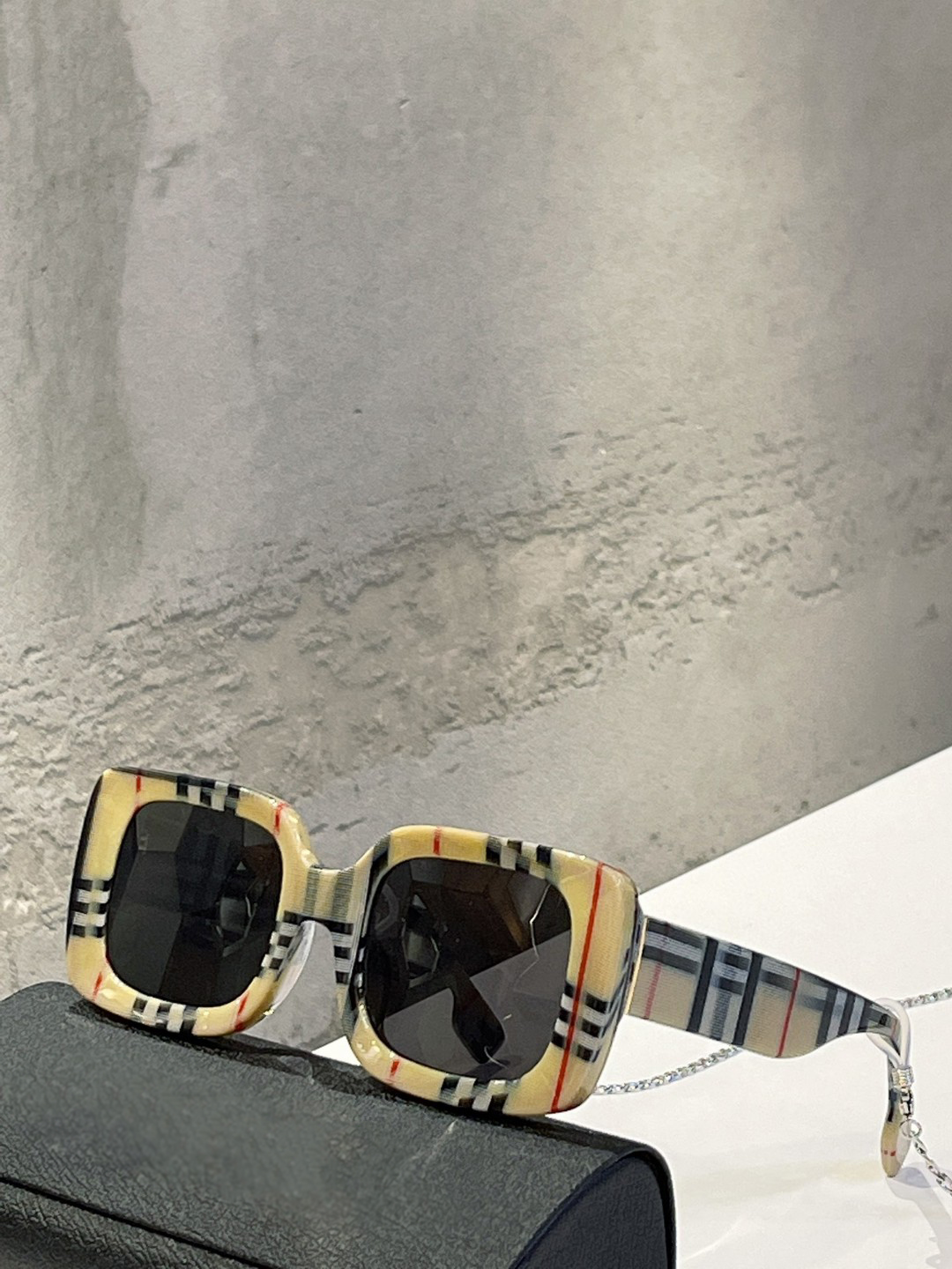 Top BE4327 Original high quality Designer Sunglasses for mens famous fashionable retro luxury brand eyeglass Fashion design women glasses with box
Top BE4327 Original high quality Designer Sunglasses for mens famous fashionable retro luxury brand eyeglass Fashion design women glasses with box