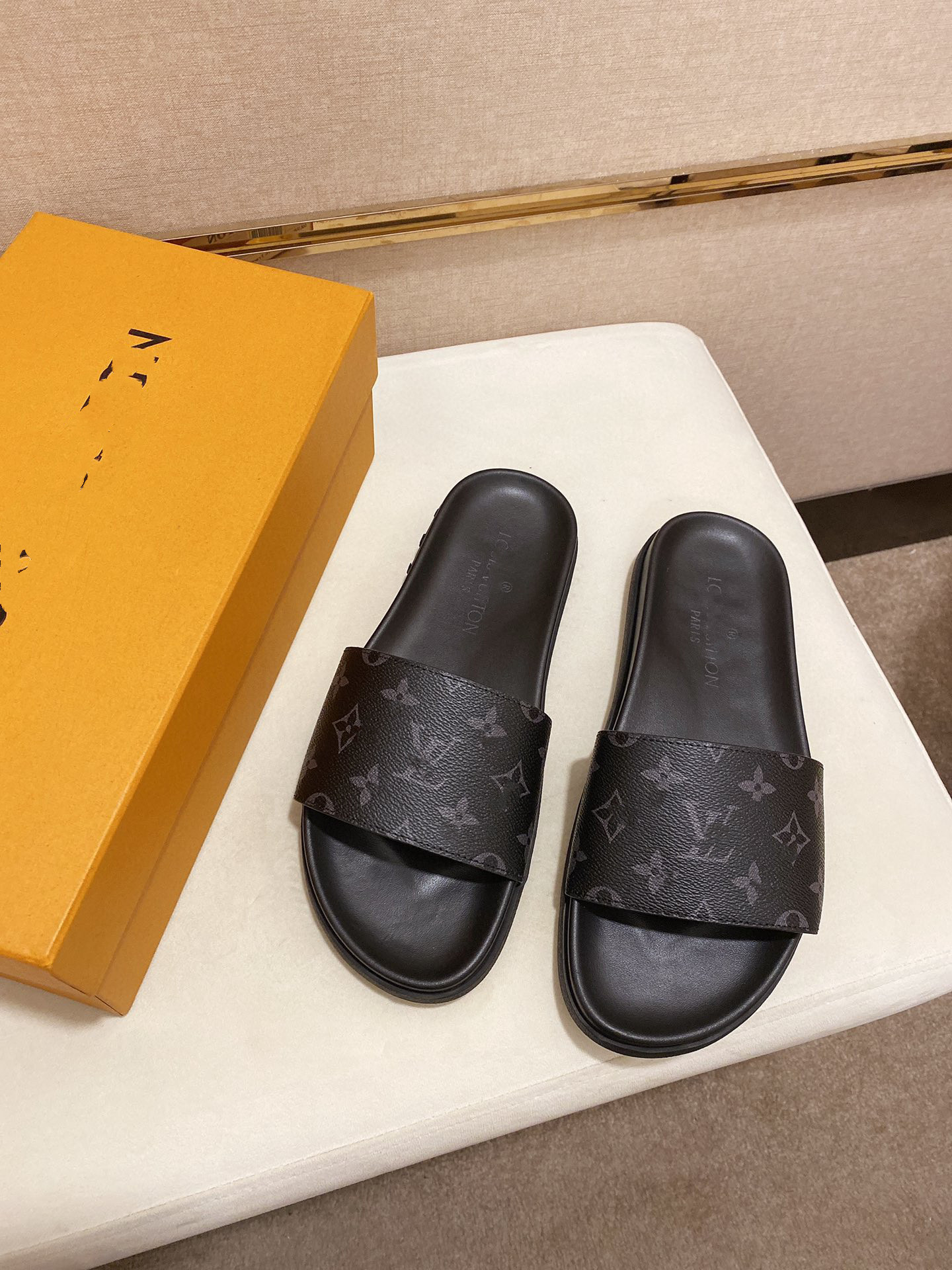 Fashion Letter Slipper Beach Sandals Men House Shoes Designers Flip Flops Luxury Mens Slides Outdoor Non-slip Couple Slippers, Black
Fashion Letter Slipper Beach Sandals Men House Shoes Designers Flip Flops Luxury Mens Slides Outdoor Non-slip Couple Slippers, Black