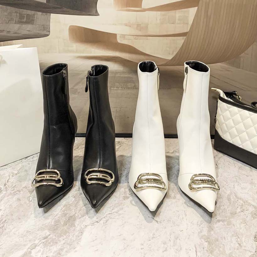 Fashion Luxury Designer Boots Classic heel Pointed Ankle Booties Martin Cowboy boot Women Shoes Black calf leather upper Technical fabric With Box
Fashion Luxury Designer Boots Classic heel Pointed Ankle Booties Martin Cowboy boot Women Shoes Black calf leather upper Technical fabric With Box