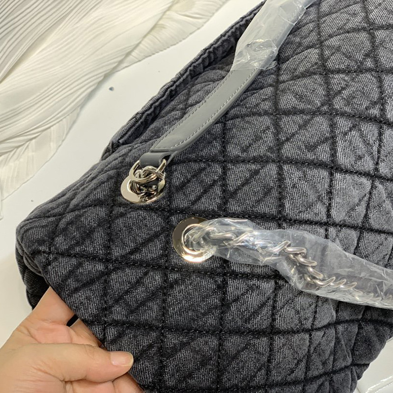 2022Denim Maxi Jumbo Classic Flap Bags Quilted Meatlasse Chain Crossbody Shoulder Luxury Designer Fashion Street Cool Large Capa, Grey
2022Denim Maxi Jumbo Classic Flap Bags Quilted Meatlasse Chain Crossbody Shoulder Luxury Designer Fashion Street Cool Large Capa, Grey