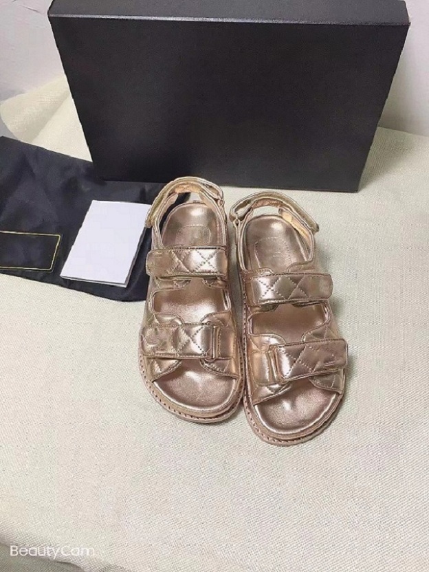 In early spring 2021, the plaid Velcro platform sandal is available Other colors sizes 35-40, Black
In early spring 2021, the plaid Velcro platform sandal is available Other colors sizes 35-40, Black