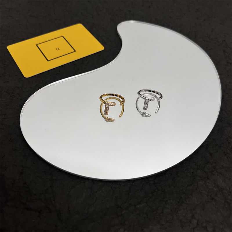 Ladies Trend Brands Fashion Rings Luxury Classic Designer Rings Ladies Wedding Party Jewelry Accessories High Quality Jewelry 2 Styles
Ladies Trend Brands Fashion Rings Luxury Classic Designer Rings Ladies Wedding Party Jewelry Accessories High Quality Jewelry 2 Styles