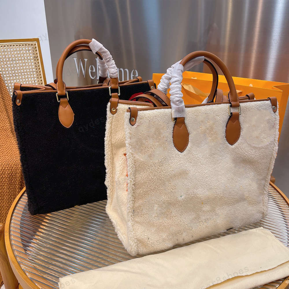 Matching box women's designer winter Teddy fur one-shoulder shopping bag two-color size 39*18*33cm, For transportation
Matching box women's designer winter Teddy fur one-shoulder shopping bag two-color size 39*18*33cm, For transportation