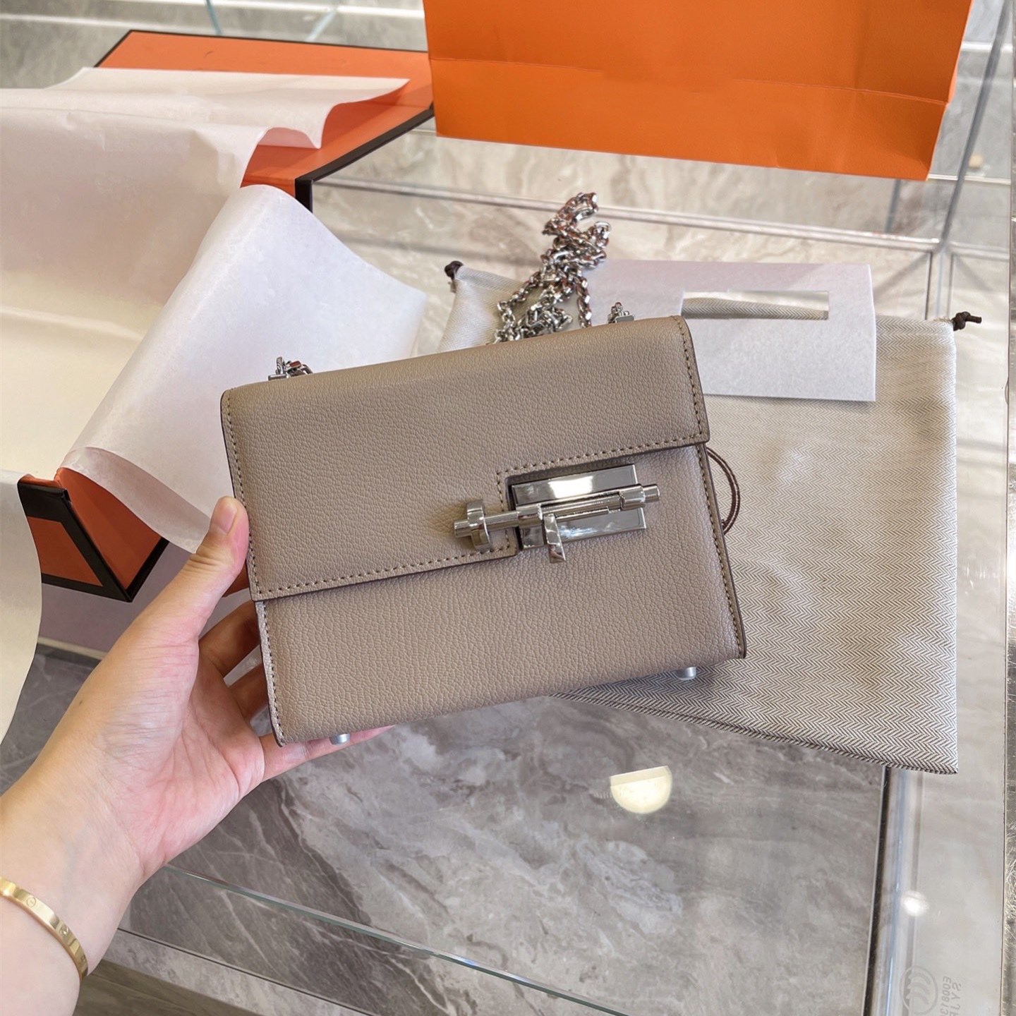 Top leather square bag 2021 new style square shoulder bag personalized buckle texture chain messenger bags women's Fashion Shoulder Purse, Red
Top leather square bag 2021 new style square shoulder bag personalized buckle texture chain messenger bags women's Fashion Shoulder Purse, Red