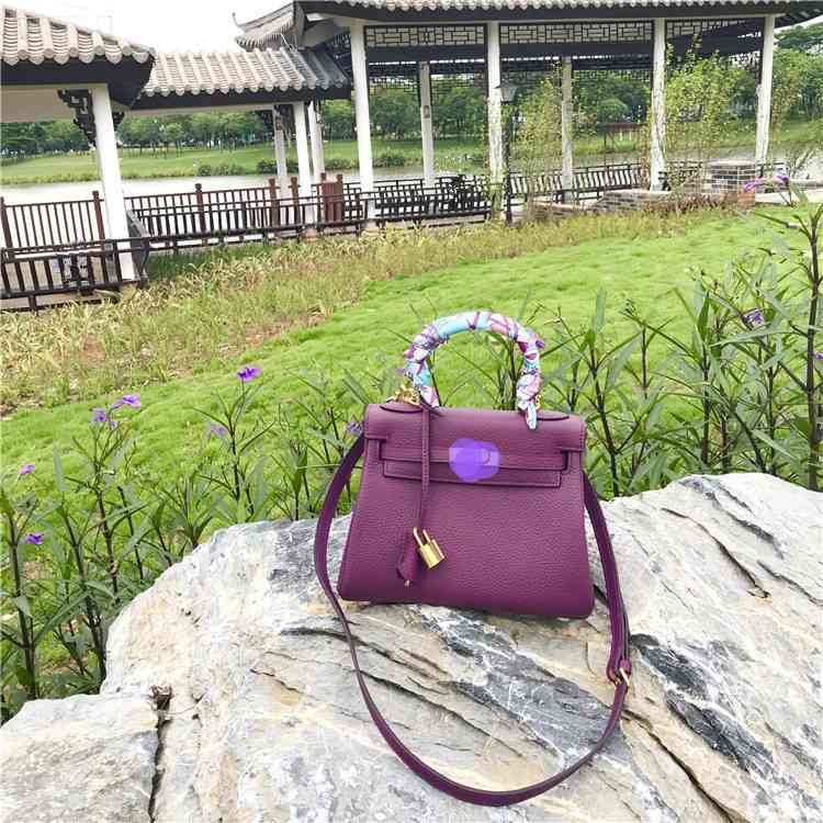 Bag 2021 New Purple Lychee Grain Head Layer Cow Leather Portable One Shoulder Messenger Have Logo Birkin, 25x19x10cm
Bag 2021 New Purple Lychee Grain Head Layer Cow Leather Portable One Shoulder Messenger Have Logo Birkin, 25x19x10cm