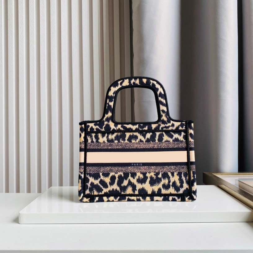 Multicolor high quality Totes Mini Handbag Handmade Handbag brand classic fashion print embroidery women's zipper handbags, Do not buy
Multicolor high quality Totes Mini Handbag Handmade Handbag brand classic fashion print embroidery women's zipper handbags, Do not buy
