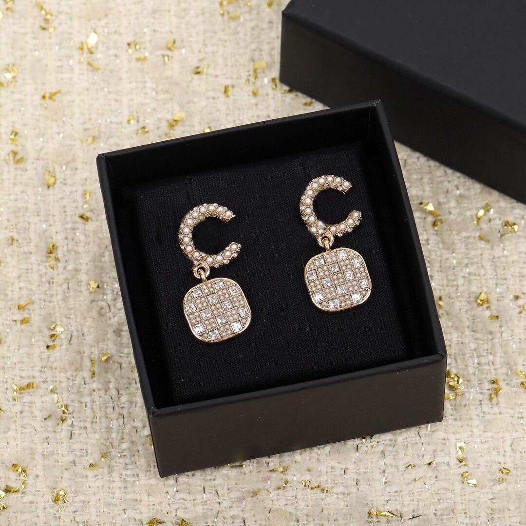 2021 Top quality drop earring with diamond pearl beads square shape design for women wedding jewelry gift have Velet bag box stamp PS3975
2021 Top quality drop earring with diamond pearl beads square shape design for women wedding jewelry gift have Velet bag box stamp PS3975