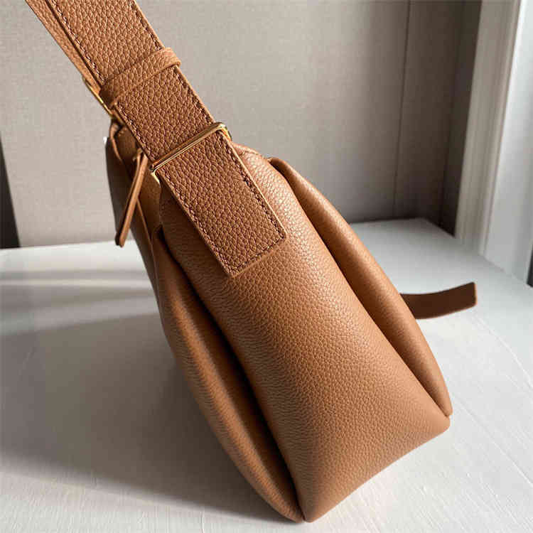 totes bags Polene New Armpit Bag Crescent Lychee Grain Cowhide Portable One Shoulder Messenger Women's C419, Dark brown
totes bags Polene New Armpit Bag Crescent Lychee Grain Cowhide Portable One Shoulder Messenger Women's C419, Dark brown