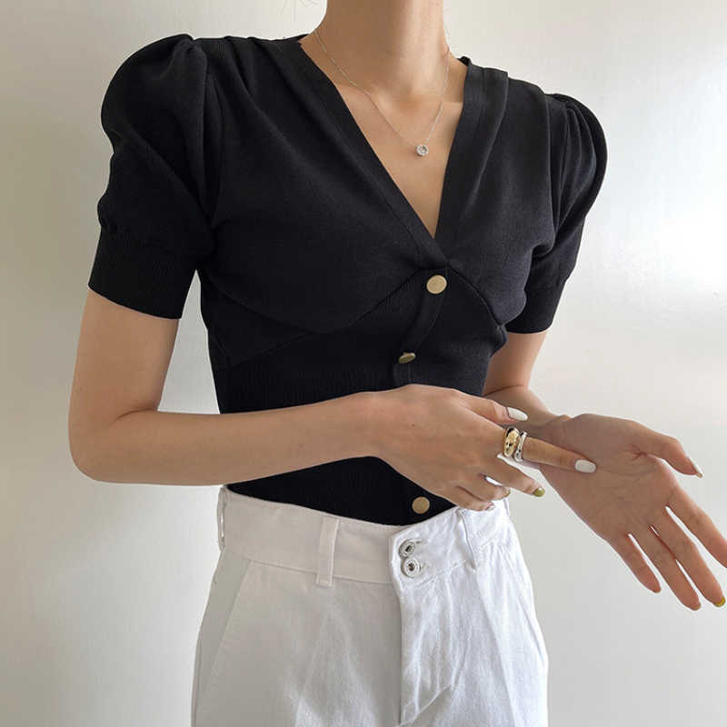 Korejpaa Women T-shirt Korea Retro V-neck Metal Single-row Buckle Waist Slim Bubble Short-sleeved Knitwear Versatile Top 210526