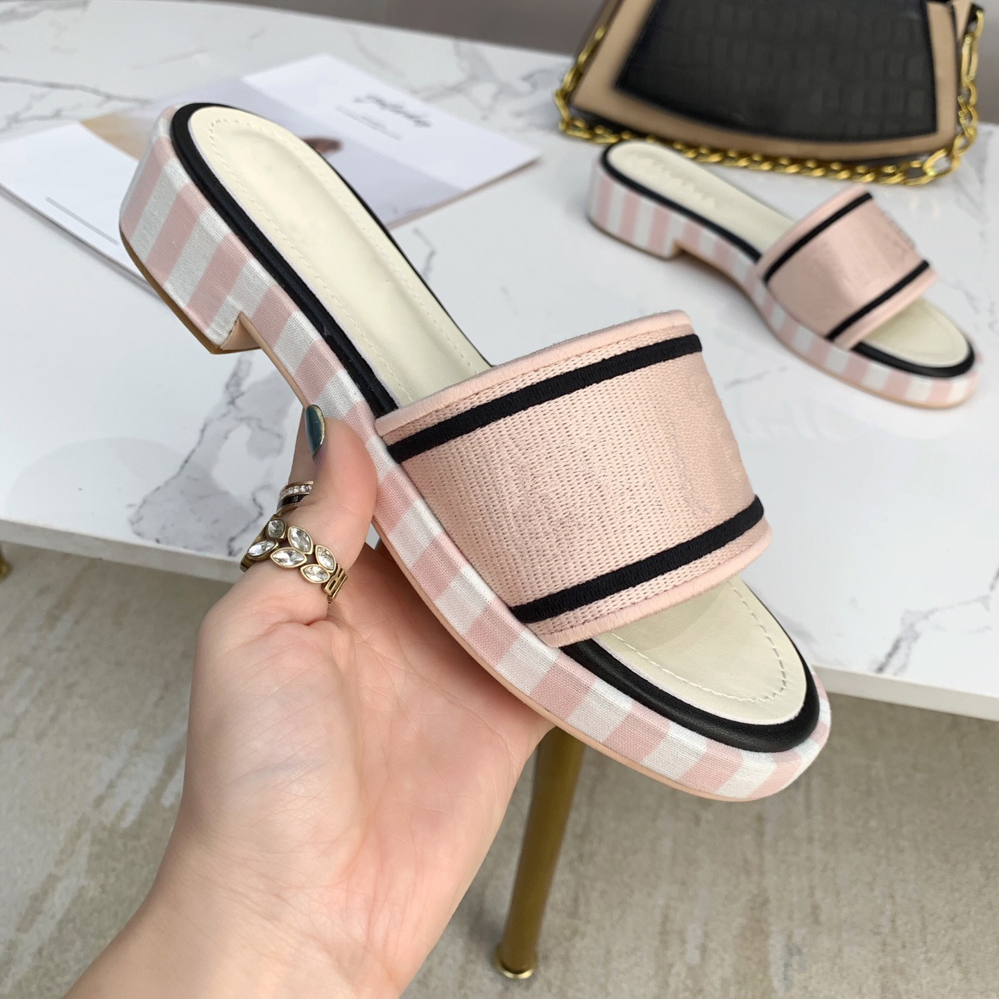 Designer Woman Slipper Fashion Beach Thick Bottom Slippers Platform Alphabet Lady Sandals PU High Heels Slides XX-0036, Black
Designer Woman Slipper Fashion Beach Thick Bottom Slippers Platform Alphabet Lady Sandals PU High Heels Slides XX-0036, Black