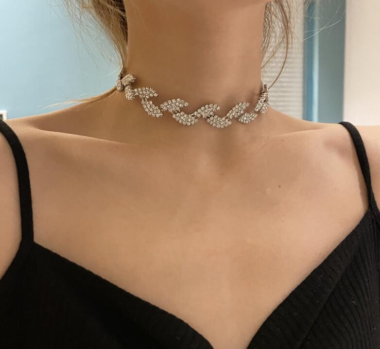Chokers Korean Trendy Necklace Full Of Rhinestone Flashing Leaf Shape Luxury Short Clavicle Chain Elegant Ladies Choker 
Chokers Korean Trendy Necklace Full Of Rhinestone Flashing Leaf Shape Luxury Short Clavicle Chain Elegant Ladies Choker