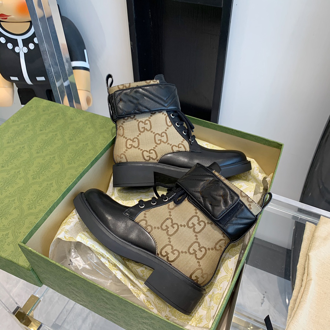 Interlocking Black Ankle Biker chunky platform flats combat Boots low heel lace-up booties leather chains logo buckle women luxury designers
Interlocking Black Ankle Biker chunky platform flats combat Boots low heel lace-up booties leather chains logo buckle women luxury designers