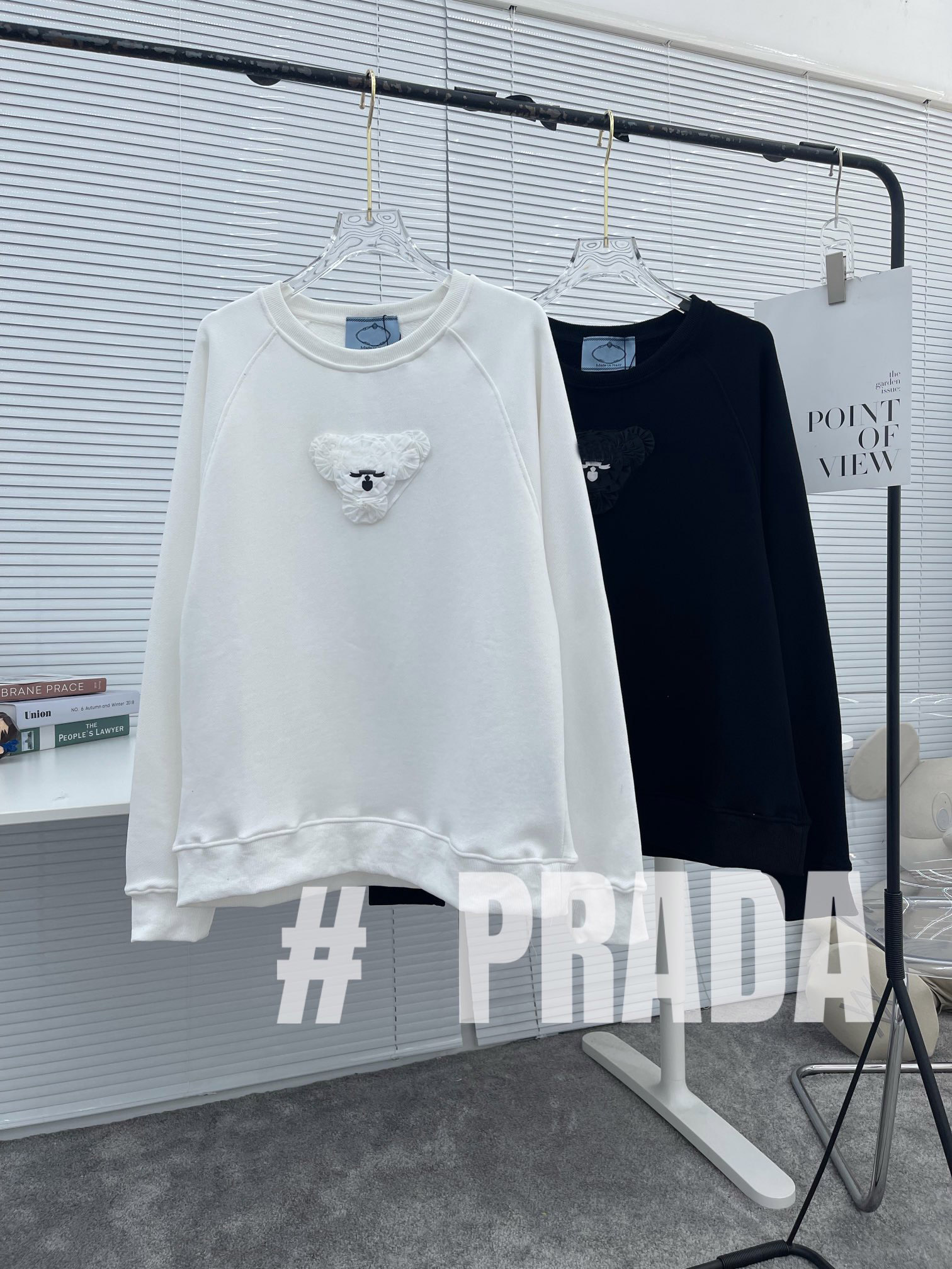 2021 womens sweatshirts casual classsic new winter sweatshirt Three-dimensional rose triangle embroidery decoration Top material 3D direct printing shirt, Black
2021 womens sweatshirts casual classsic new winter sweatshirt Three-dimensional rose triangle embroidery decoration Top material 3D direct printing shirt, Black