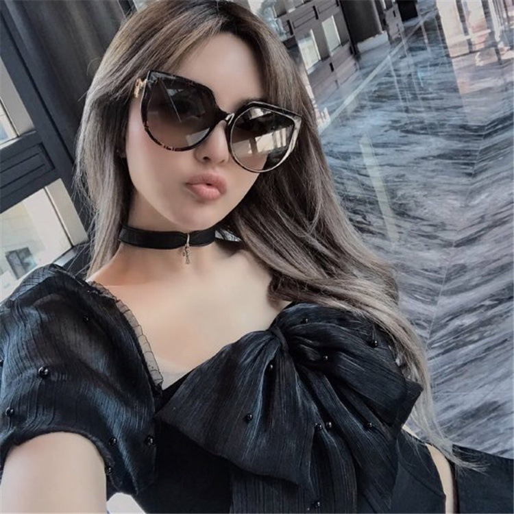 2021 2021 new Yangqing Zhou family style fashion 0408 personalized chain cat glasses sunglasses
2021 2021 new Yangqing Zhou family style fashion 0408 personalized chain cat glasses sunglasses
