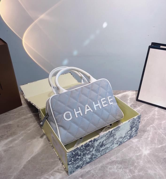 women handbag luxury metal letter large capacity fashion bag accessories 041802, Black
women handbag luxury metal letter large capacity fashion bag accessories 041802, Black