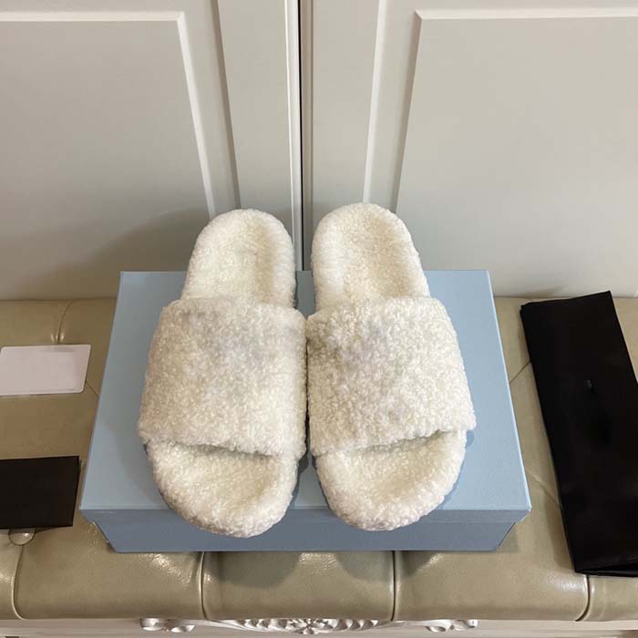 High quality 2021 real fur women's Plush letter slippers sandals Australian soft winter white sheep curly snowshoe, Khaki
High quality 2021 real fur women's Plush letter slippers sandals Australian soft winter white sheep curly snowshoe, Khaki