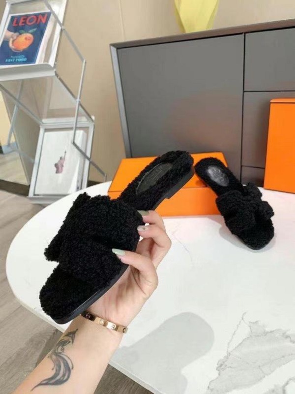 latest women designer slippers brand logo sandals Lamb very comfort luxury and classic Italian bottom all details high quality 35-42, Black
latest women designer slippers brand logo sandals Lamb very comfort luxury and classic Italian bottom all details high quality 35-42, Black