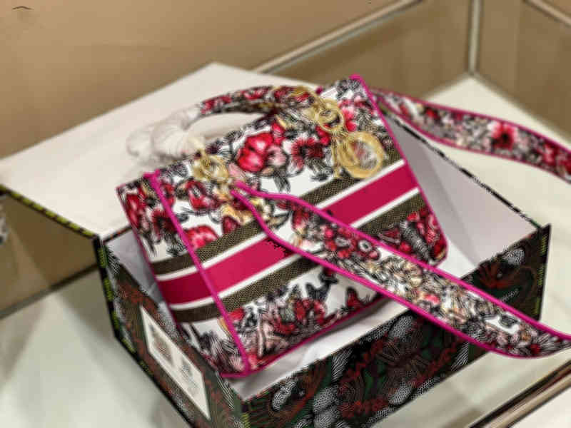 Designer High Quality Shoulder Bags Women Fashion Bags Floral Embroidered Crossbody Bags, Customize
Designer High Quality Shoulder Bags Women Fashion Bags Floral Embroidered Crossbody Bags, Customize