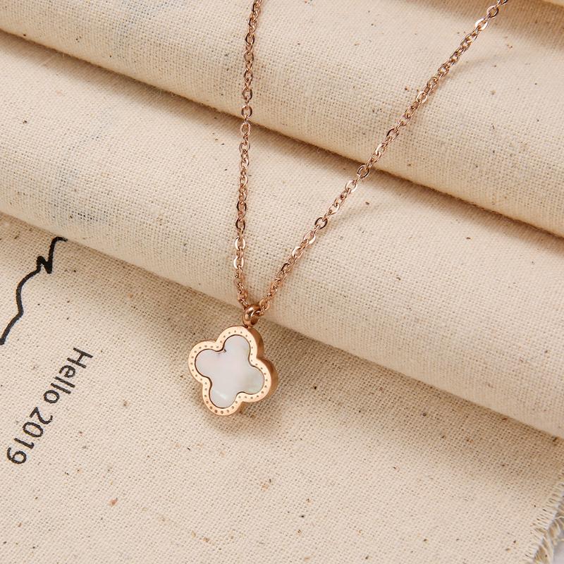 Pendant Necklaces Trend Fashion Stainless Steel Lucky Four-Leaf Clover Necklace For Women Match White Mother-Of-Pearl Clavicle Chain