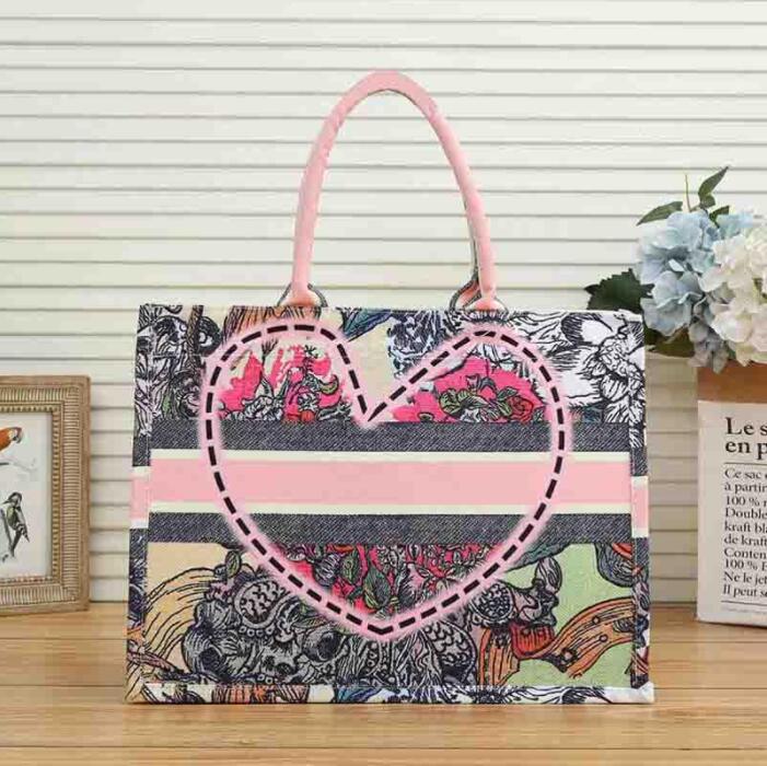 22ss Tote Bags Canvas Large capacity handbag female wild commuter presbyopia big shopping bag embroidery fashion lady Top quality with silk, Color1
22ss Tote Bags Canvas Large capacity handbag female wild commuter presbyopia big shopping bag embroidery fashion lady Top quality with silk, Color1