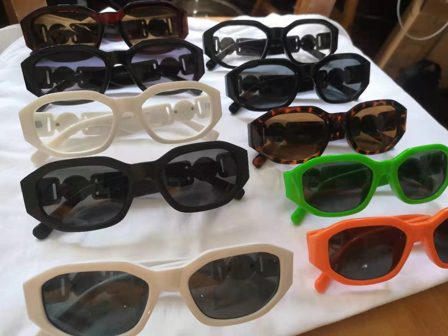 Small Round Retro Sunglasses Men Women Rivet Leopard Tea Shades Vintage NEW designer Glasses Oculos UV400 10 colors Gafas De Sol 10PCS Fast
Small Round Retro Sunglasses Men Women Rivet Leopard Tea Shades Vintage NEW designer Glasses Oculos UV400 10 colors Gafas De Sol 10PCS Fast