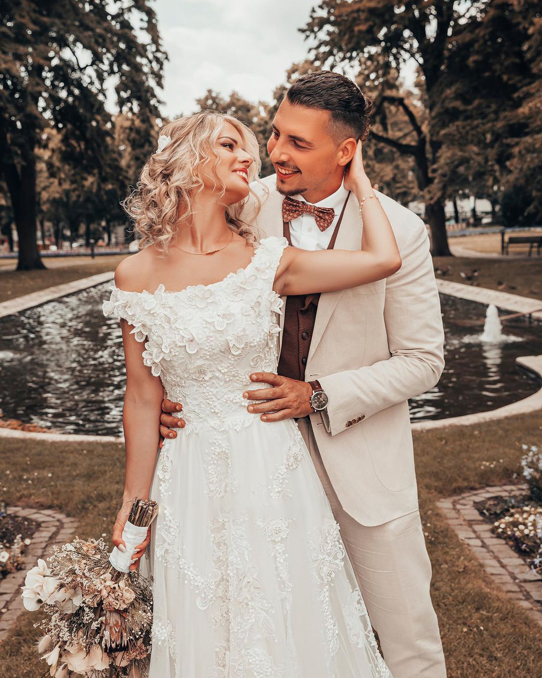 2021 Modern Wedding Dresses Long-Sleeve Lace Tulle A Line Chiffon Chic Bridal Gowns Sweep Train Vestidos De Novia Beach Wedding Dress