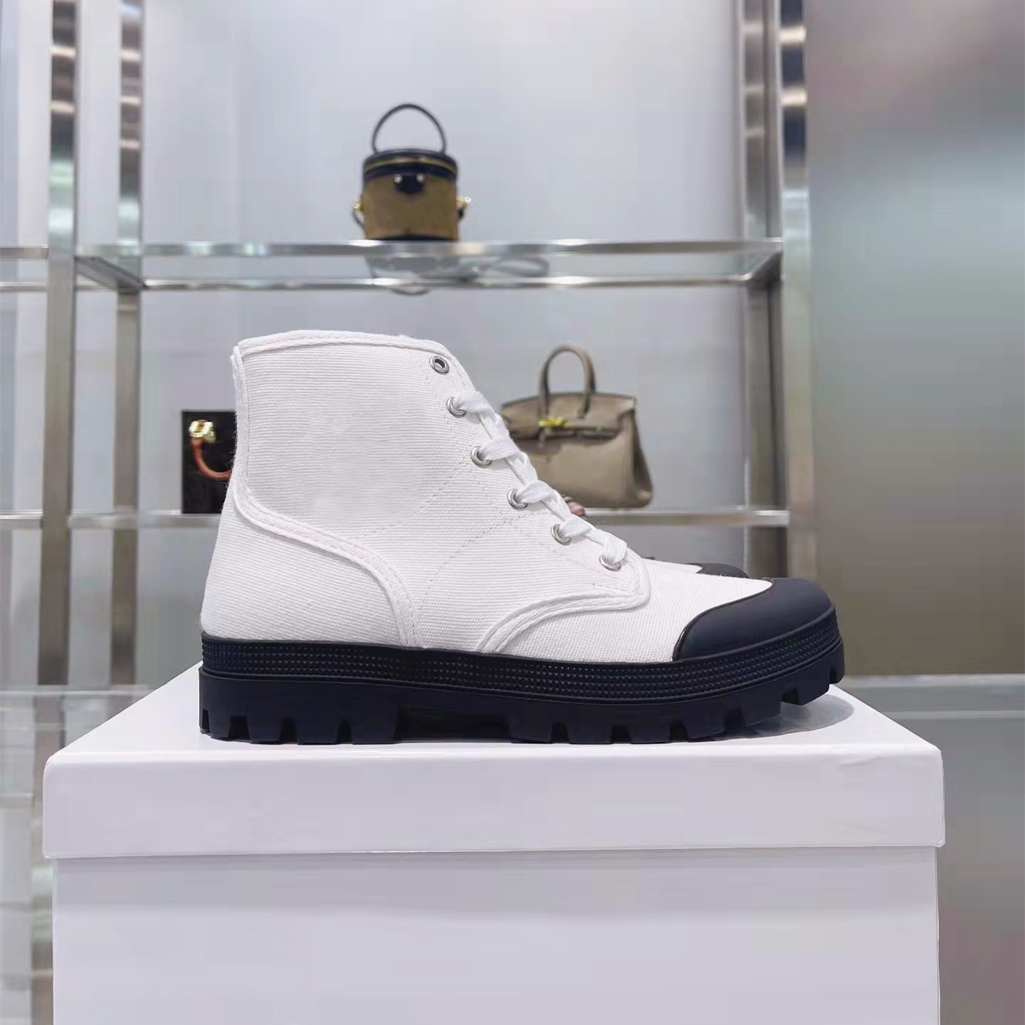 Retro High-top Canvas Sneakers: Simple, Wear-resistant Design for Women's Casual Style (2022), Color2
Retro High-top Canvas Sneakers: Simple, Wear-resistant Design for Women's Casual Style (2022), Color2