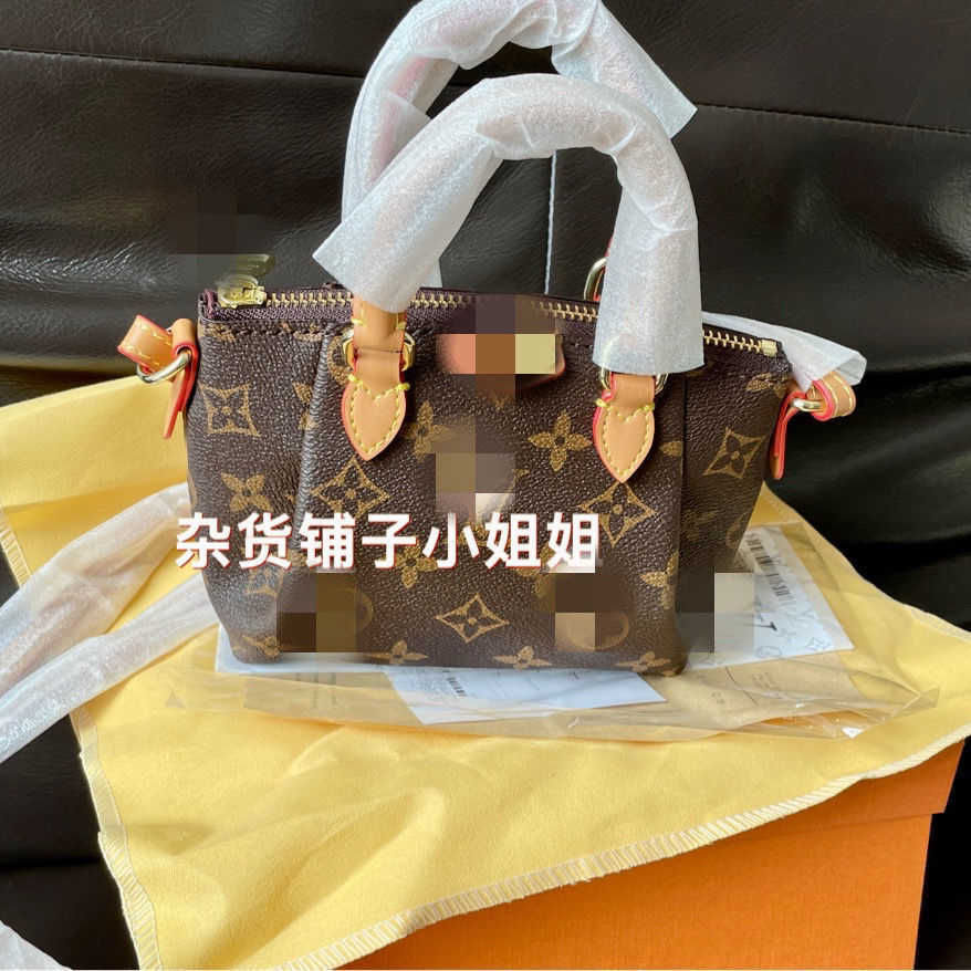 CLASSIC FLOWER Mini Dumpling Bag Color Changing Leather Messenger Letter Printing European And American Fashion New Womens Crossbody Handbag, Light brown
CLASSIC FLOWER Mini Dumpling Bag Color Changing Leather Messenger Letter Printing European And American Fashion New Womens Crossbody Handbag, Light brown