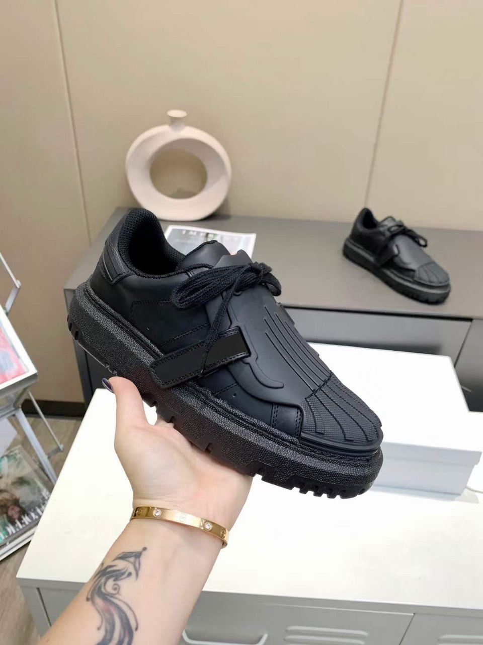 Casual Shoe Retro Designer Sneakers Men Luxury Shoes Classical Black Designers Sneaker Chaussures
Casual Shoe Retro Designer Sneakers Men Luxury Shoes Classical Black Designers Sneaker Chaussures