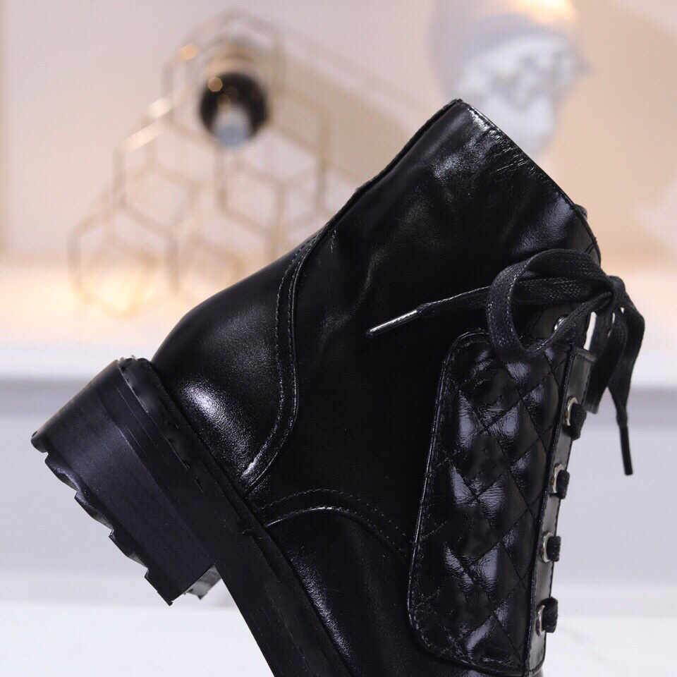 woman autumn and winter Martin boots Luxury Designer Motorcycle Ankle Boot size 35 to 40 high quality Cowskin lace-up, Black
woman autumn and winter Martin boots Luxury Designer Motorcycle Ankle Boot size 35 to 40 high quality Cowskin lace-up, Black