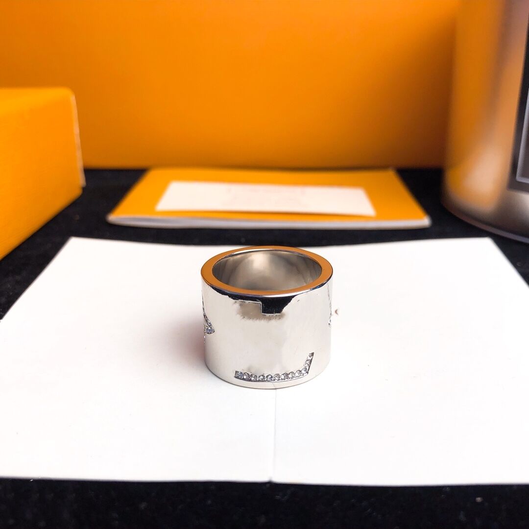 1pcs Designers brand shaped titanium With diamond ring 18k rose gold jewelry 3 color men women sliver Wedding ring Jewwelry gift free
1pcs Designers brand shaped titanium With diamond ring 18k rose gold jewelry 3 color men women sliver Wedding ring Jewwelry gift free