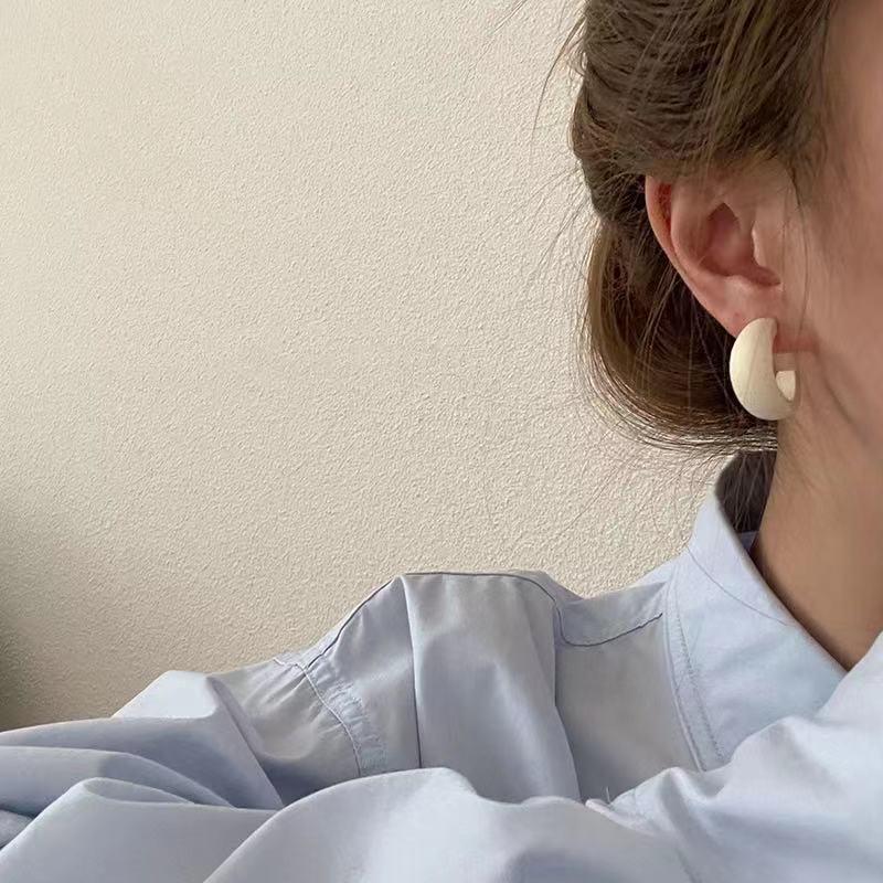 Hoop & Huggie Elegant Retro Creative Female Jewelry Log Material C-Shaped Temperament Earrings Fashion Woman Party Banquet Gifts
Hoop & Huggie Elegant Retro Creative Female Jewelry Log Material C-Shaped Temperament Earrings Fashion Woman Party Banquet Gifts