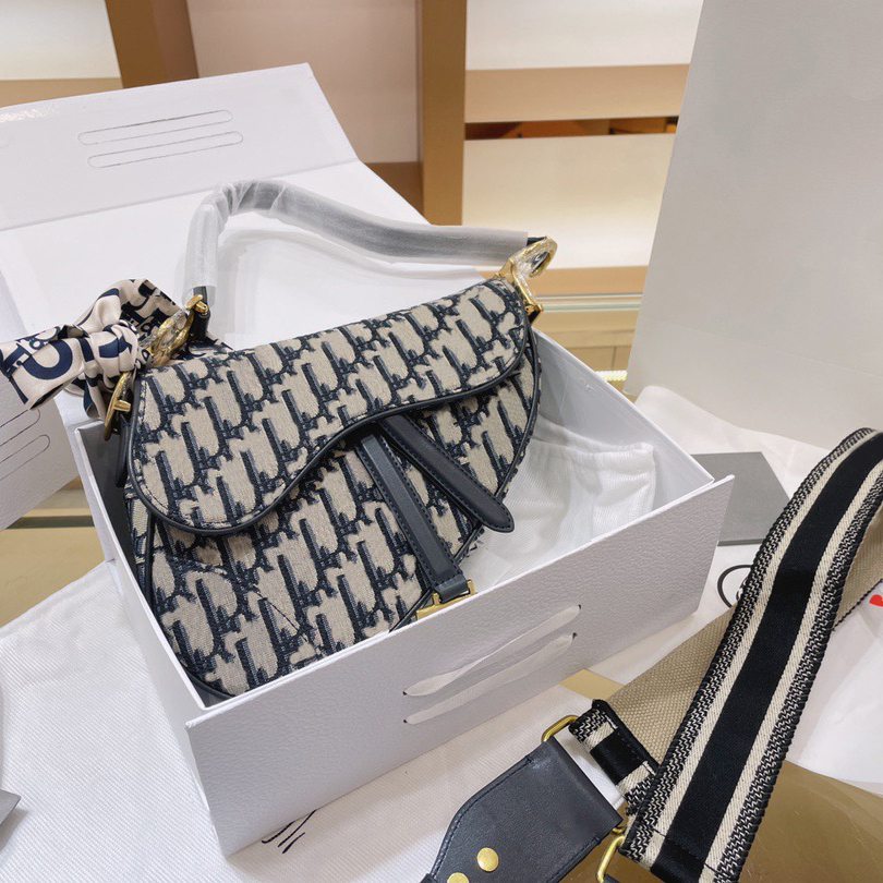 luxury Crossbody Saddle Bag women Genuine cow leather Casual solid color Metal buckle retro fashion personality shoulder handbags, Top quality with box
luxury Crossbody Saddle Bag women Genuine cow leather Casual solid color Metal buckle retro fashion personality shoulder handbags, Top quality with box