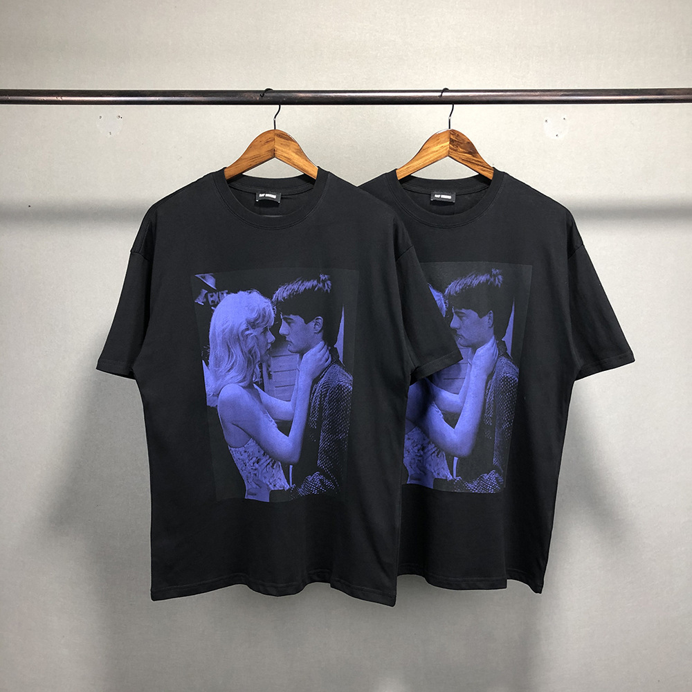 Li Zhien Iu Same Raf Simons Blue Character Poster Print Loose Short Sleeve Couple T-shirt, Black
Li Zhien Iu Same Raf Simons Blue Character Poster Print Loose Short Sleeve Couple T-shirt, Black