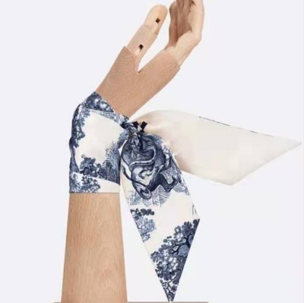 2021 D2 Designers Mitzah 100% Natural Silk Scarf Fashion Headband Brands Women Scraves Muffler Hair Bands 105*6cm, Blue;gray
2021 D2 Designers Mitzah 100% Natural Silk Scarf Fashion Headband Brands Women Scraves Muffler Hair Bands 105*6cm, Blue;gray