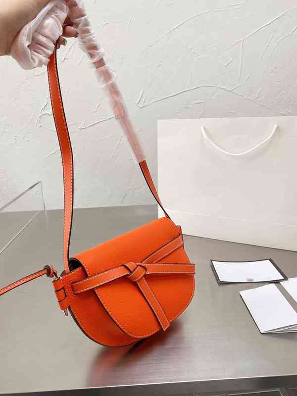 Crossbody Bags Brand Designer Fashion Saddle Tote Women Genuine Leather White Handbag Shoulder Brown Wallet Female Purses 1225
Crossbody Bags Brand Designer Fashion Saddle Tote Women Genuine Leather White Handbag Shoulder Brown Wallet Female Purses 1225