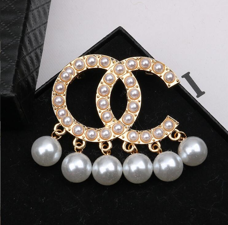 18K Gold Plated Brand Double Letter Brooches Geometric Design Inlay Pearl Sweater Suit Collar Pin Fashion Mens Womens Pendant Brooche Clothi, Gray
18K Gold Plated Brand Double Letter Brooches Geometric Design Inlay Pearl Sweater Suit Collar Pin Fashion Mens Womens Pendant Brooche Clothi, Gray