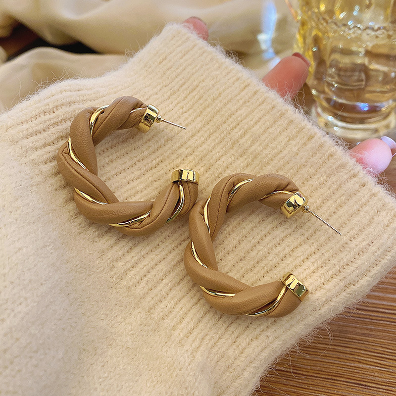 S925 Stud Hoop Earrings Fashion C-shaped Twisted Circle Simple temperament all-match leather + alloy thinning earring personality cold wind ear jewelry gifts
S925 Stud Hoop Earrings Fashion C-shaped Twisted Circle Simple temperament all-match leather + alloy thinning earring personality cold wind ear jewelry gifts