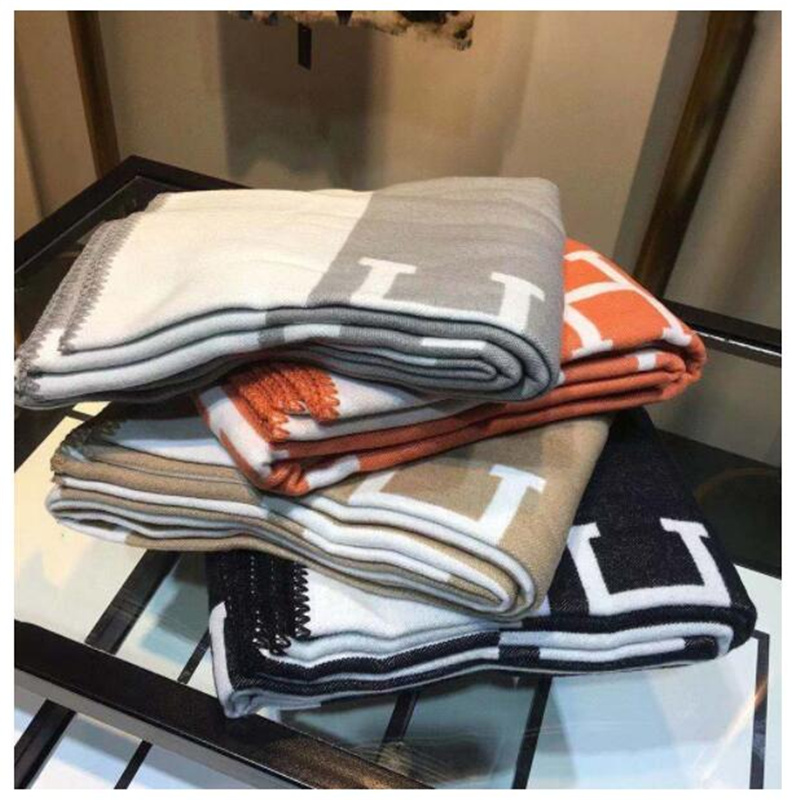 Cashmere blanket Shawls Fashion luxury sofa Air conditioning quilt Warm wool shawl Brand scarves for men and women 165*135
Cashmere blanket Shawls Fashion luxury sofa Air conditioning quilt Warm wool shawl Brand scarves for men and women 165*135
