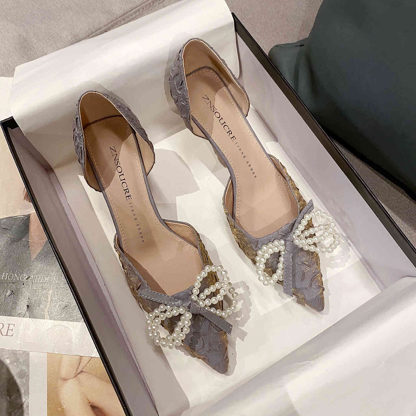 1995-2 bow pointed hollow single shoe thin heel women's shoes pleated gradient pearl high heels, Blue
1995-2 bow pointed hollow single shoe thin heel women's shoes pleated gradient pearl high heels, Blue