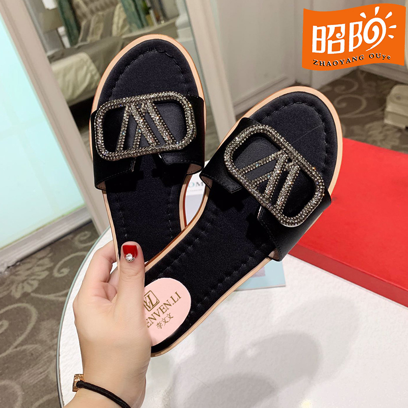 Italy 2022 summer new women's household slippers personalized fashion hardware decoration comfortable casual flat sandals, Silver
Italy 2022 summer new women's household slippers personalized fashion hardware decoration comfortable casual flat sandals, Silver