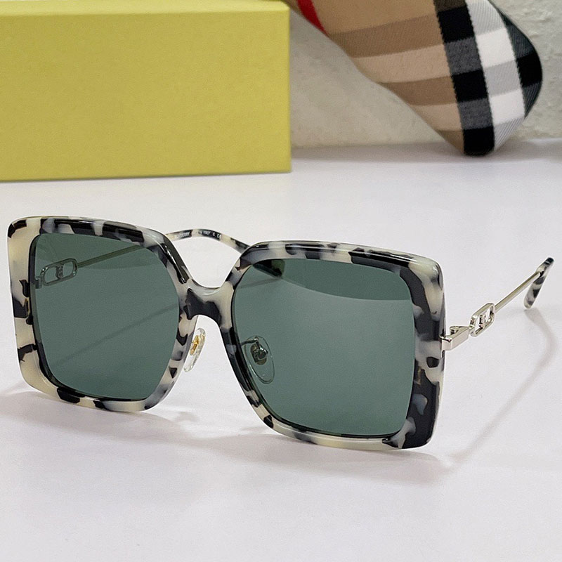 Female fashion sunglasses B4332 classic square frame catwalk style casual shopping party beach glasses metal small temples UV400 protective belt original box
Female fashion sunglasses B4332 classic square frame catwalk style casual shopping party beach glasses metal small temples UV400 protective belt original box