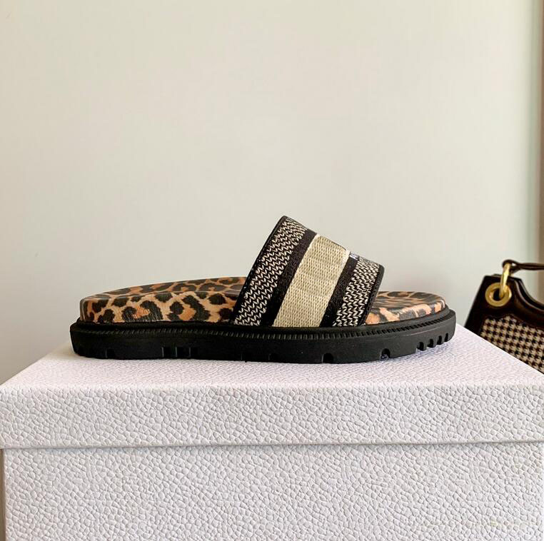 Ladies Platform Slippers Designer Brand Embroidered Logo Ladies Flat Slippers Fashion Casual Women Beach Slippers
Ladies Platform Slippers Designer Brand Embroidered Logo Ladies Flat Slippers Fashion Casual Women Beach Slippers