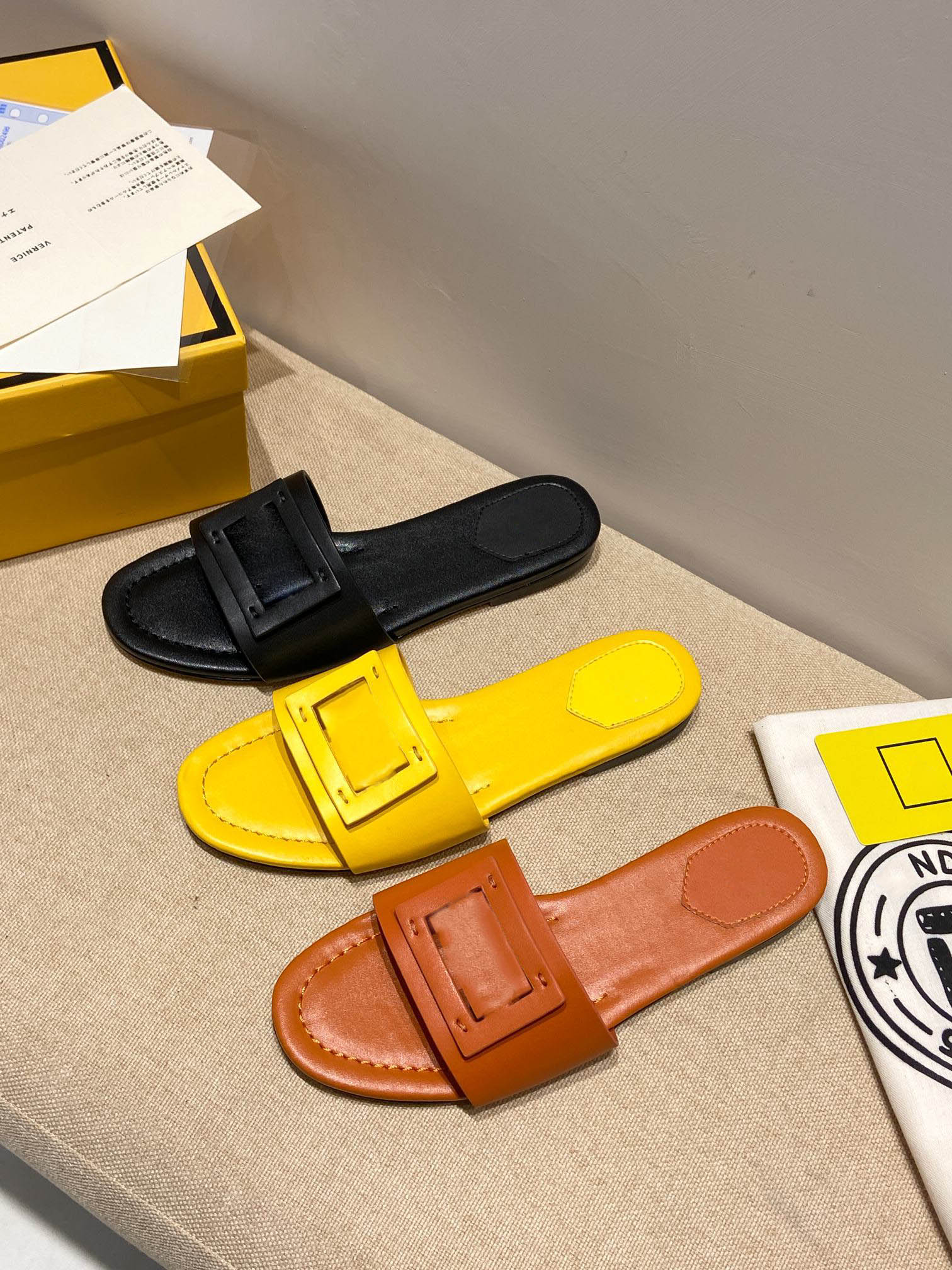 2021 classic flat women slippers designer luxury fashion platform sandals hotel bath letter large size beach shoes black yellow 35-41 with box
2021 classic flat women slippers designer luxury fashion platform sandals hotel bath letter large size beach shoes black yellow 35-41 with box