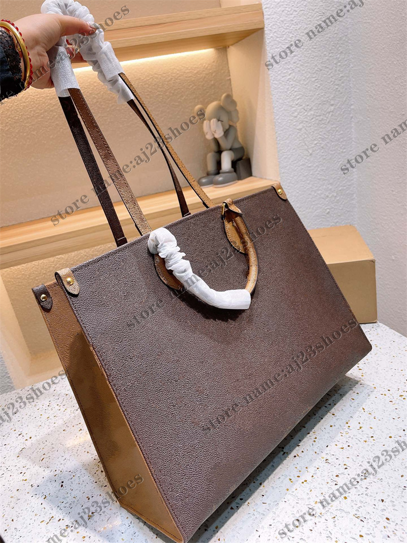 OnTheGo MM GM business shopping bag Giant Monograms Reverse two bags in one Luxurys designers Bags on the go, 01
OnTheGo MM GM business shopping bag Giant Monograms Reverse two bags in one Luxurys designers Bags on the go, 01