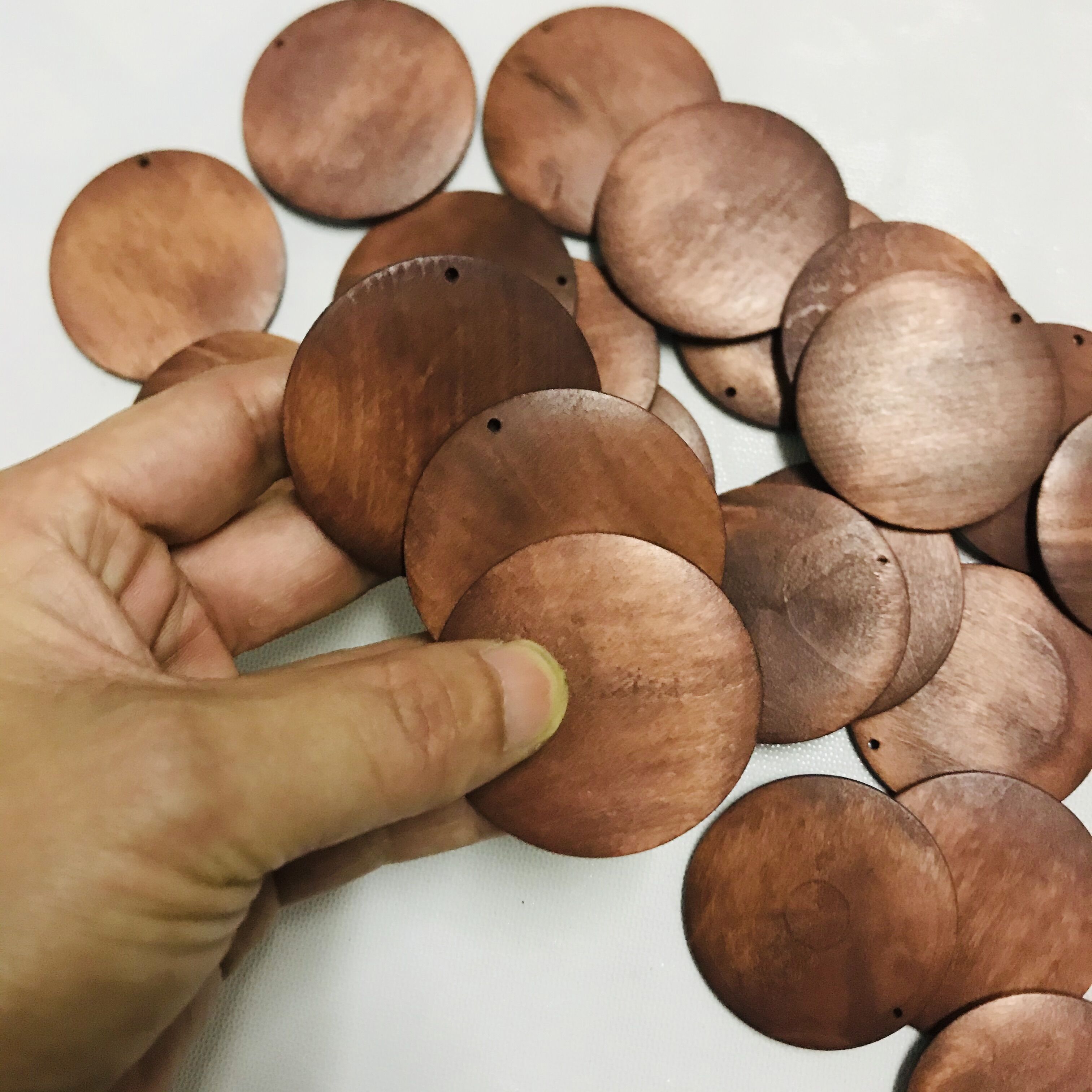 Spot wholesale 5CM round wood pieces, blues key chain chipsewood pieces bead DIY decoration with brown accessori
Spot wholesale 5CM round wood pieces, blues key chain chipsewood pieces bead DIY decoration with brown accessori