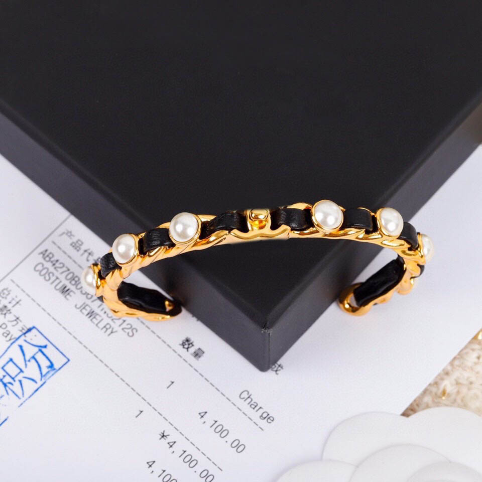 2022 Top quality Charm opened bracelet with nature and genuine leather design for women wedding jewely gift have box stamp PS7280
2022 Top quality Charm opened bracelet with nature and genuine leather design for women wedding jewely gift have box stamp PS7280